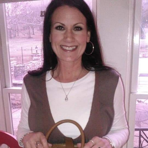 Meet your Posher, Jennifer - Picture 2 of 7